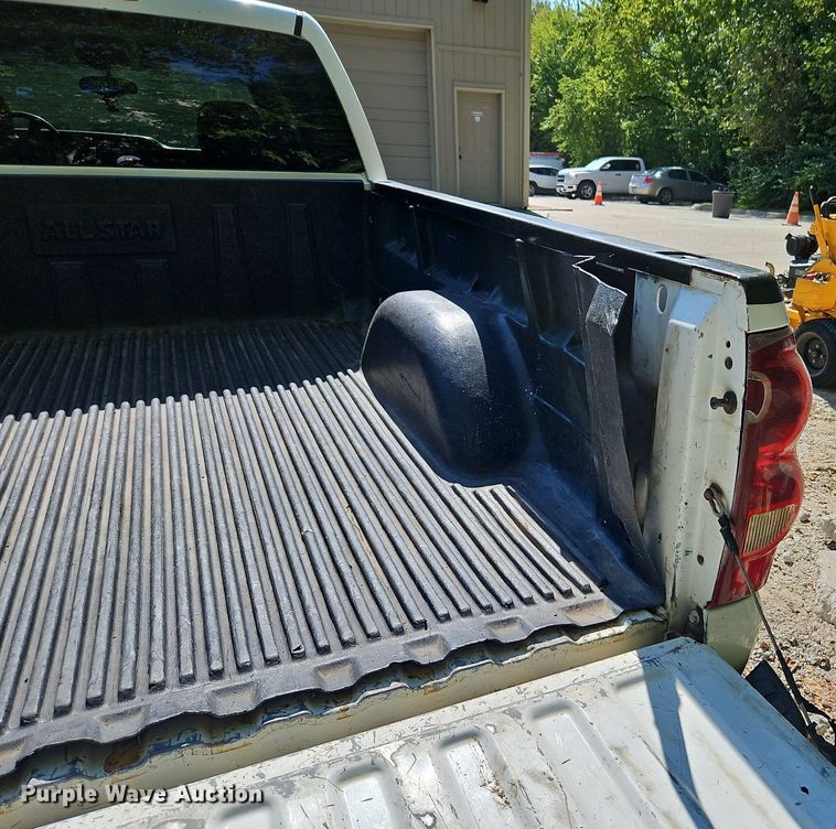 image for item LM9157 2003 Chevrolet Silverado 1500  Crew Cab pickup truck