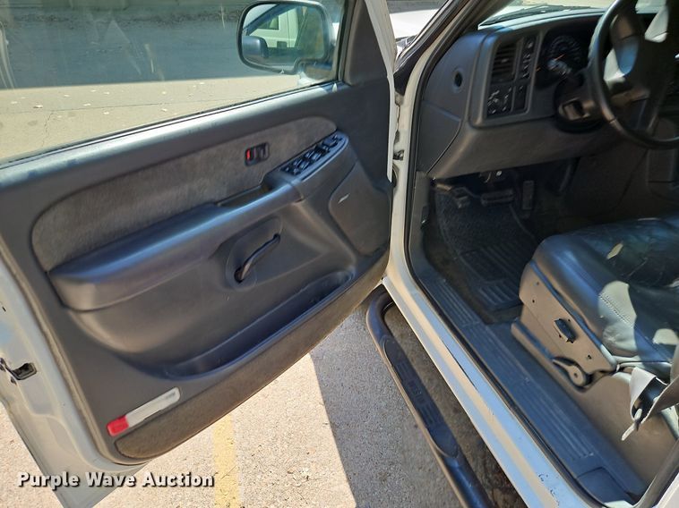 image for item LM9157 2003 Chevrolet Silverado 1500  Crew Cab pickup truck