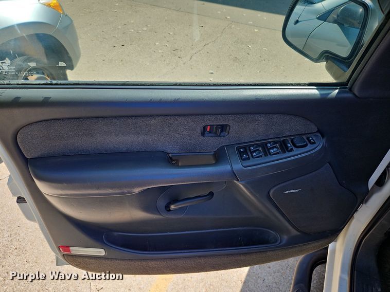 image for item LM9157 2003 Chevrolet Silverado 1500  Crew Cab pickup truck