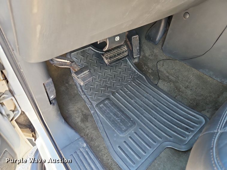 image for item LM9157 2003 Chevrolet Silverado 1500  Crew Cab pickup truck