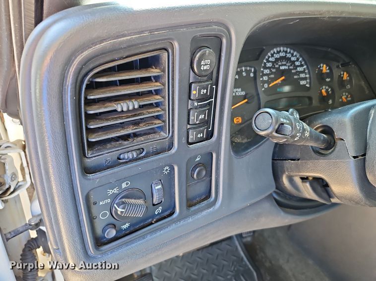 image for item LM9157 2003 Chevrolet Silverado 1500  Crew Cab pickup truck