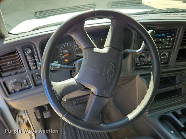 image for item LM9157 2003 Chevrolet Silverado 1500  Crew Cab pickup truck