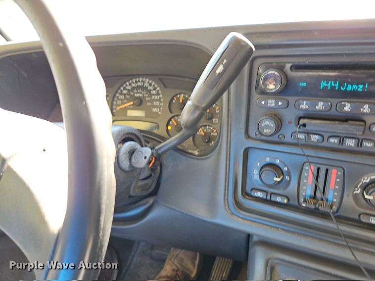 image for item LM9157 2003 Chevrolet Silverado 1500  Crew Cab pickup truck