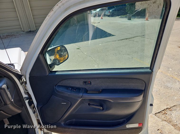 image for item LM9157 2003 Chevrolet Silverado 1500  Crew Cab pickup truck