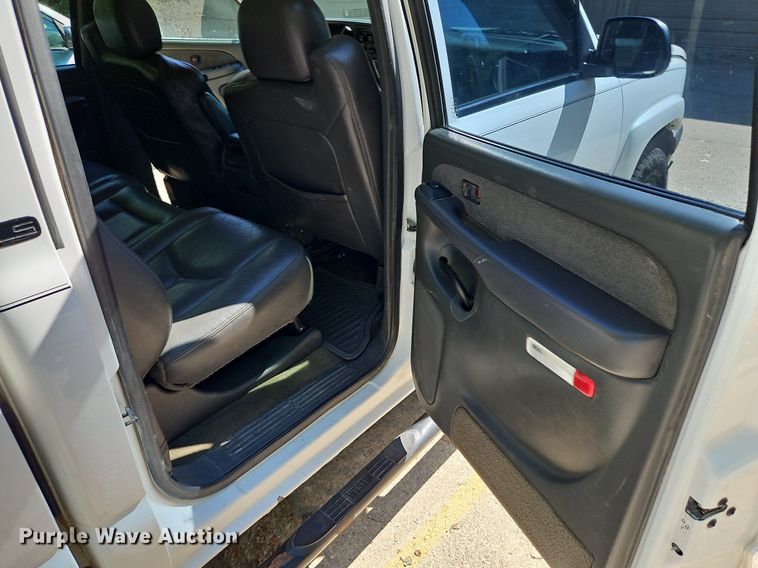 image for item LM9157 2003 Chevrolet Silverado 1500  Crew Cab pickup truck