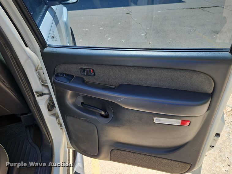 image for item LM9157 2003 Chevrolet Silverado 1500  Crew Cab pickup truck