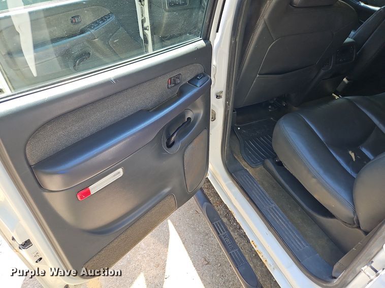 image for item LM9157 2003 Chevrolet Silverado 1500  Crew Cab pickup truck