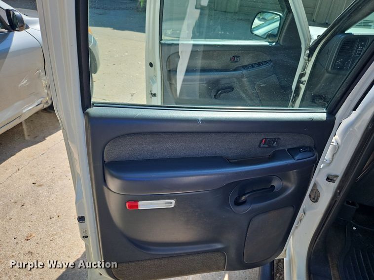 image for item LM9157 2003 Chevrolet Silverado 1500  Crew Cab pickup truck