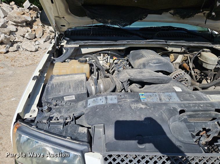 image for item LM9157 2003 Chevrolet Silverado 1500  Crew Cab pickup truck