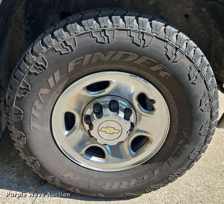 image for item LM9157 2003 Chevrolet Silverado 1500  Crew Cab pickup truck