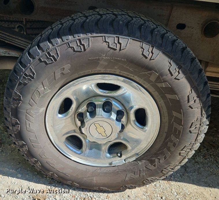 image for item LM9157 2003 Chevrolet Silverado 1500  Crew Cab pickup truck