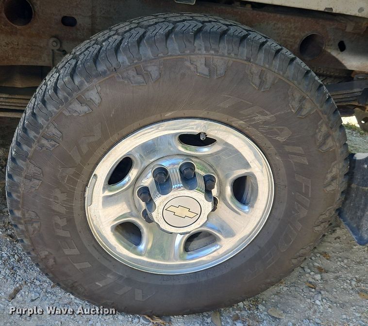 image for item LM9157 2003 Chevrolet Silverado 1500  Crew Cab pickup truck