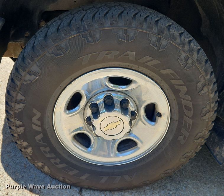 image for item LM9157 2003 Chevrolet Silverado 1500  Crew Cab pickup truck