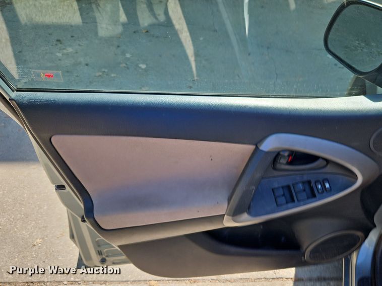 image for item LM9159 2006 Toyota RAV4  SUV