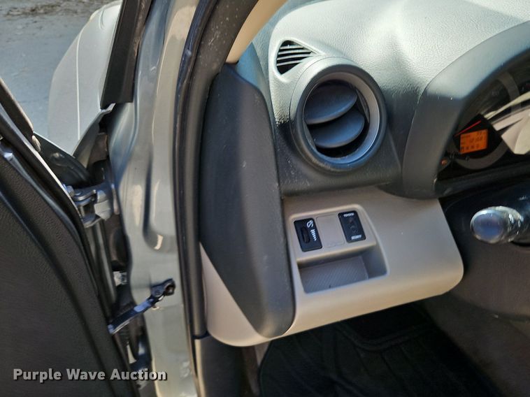 image for item LM9159 2006 Toyota RAV4  SUV