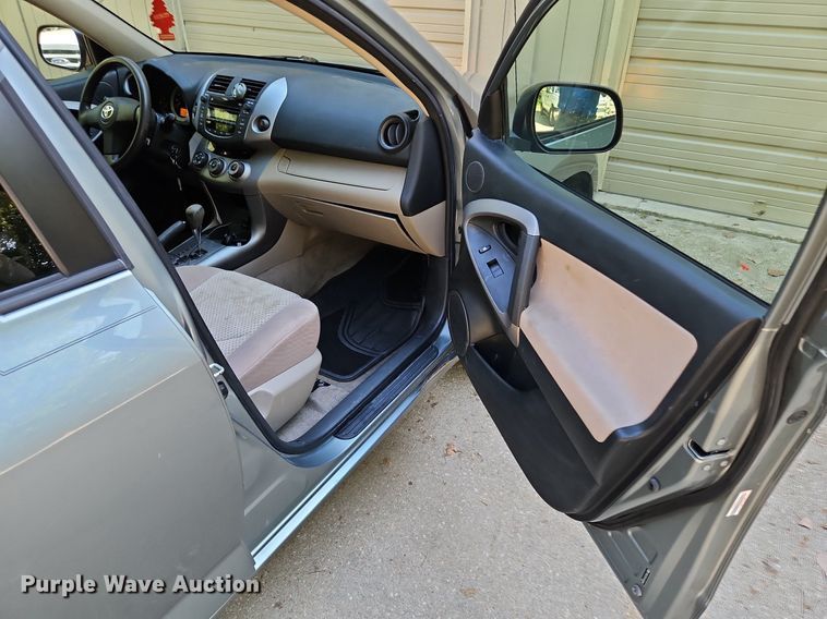 image for item LM9159 2006 Toyota RAV4  SUV