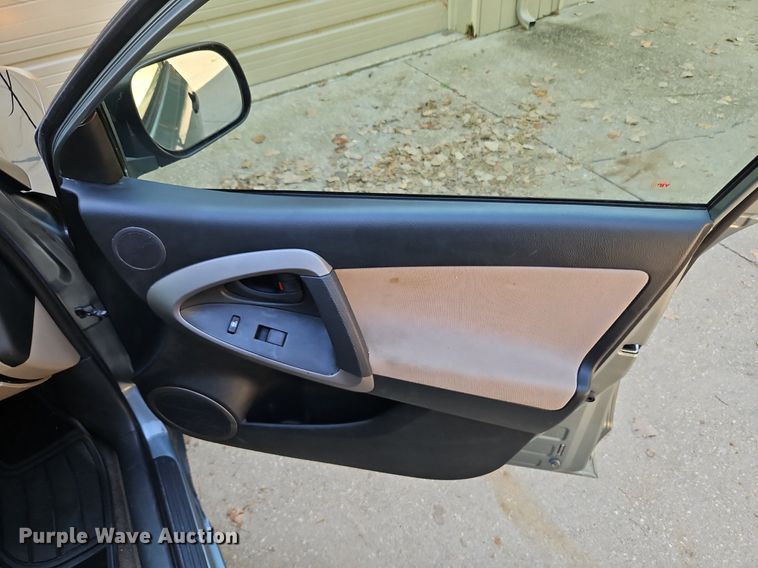 image for item LM9159 2006 Toyota RAV4  SUV