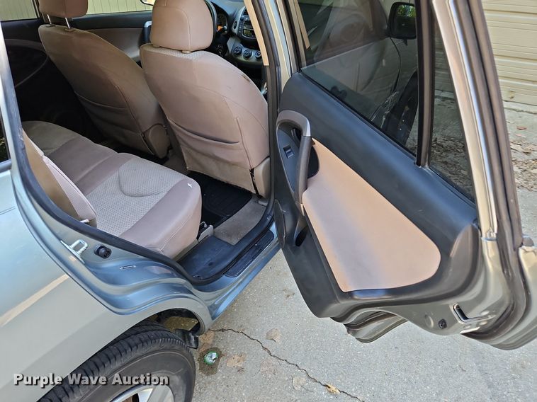 image for item LM9159 2006 Toyota RAV4  SUV