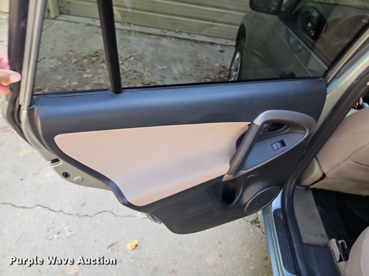 image for item LM9159 2006 Toyota RAV4  SUV