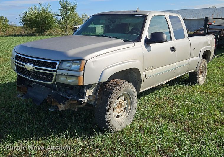 image for item LM9224 2006 Chevrolet Silverado 2500HD  Ext. Cab pickup truck