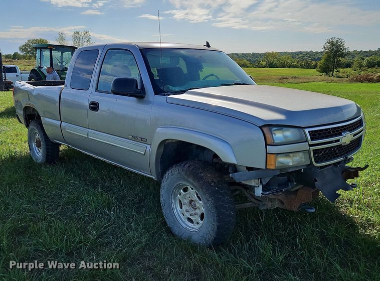image for item LM9224 2006 Chevrolet Silverado 2500HD  Ext. Cab pickup truck