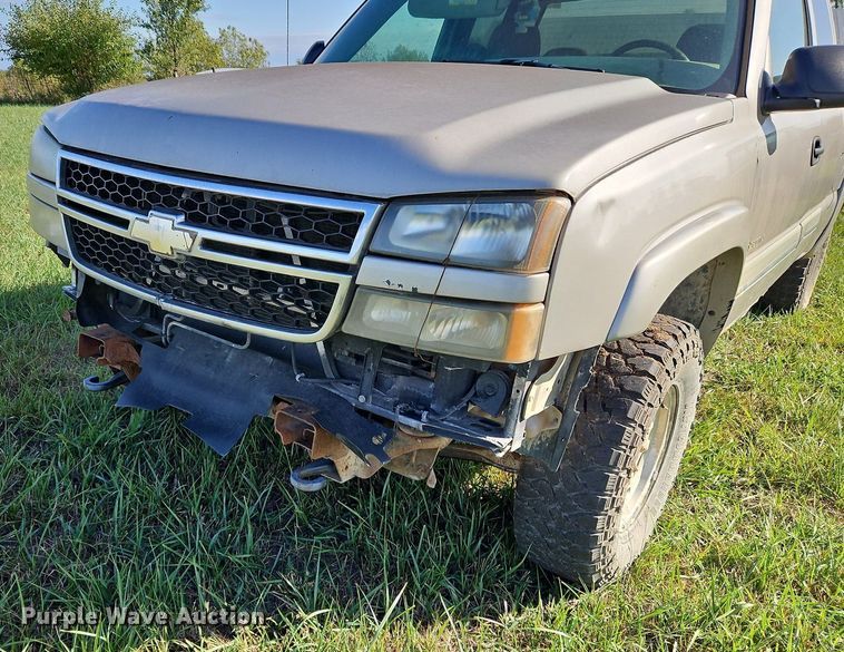 image for item LM9224 2006 Chevrolet Silverado 2500HD  Ext. Cab pickup truck