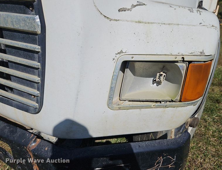 image for item LM9228 1996 Ford Aeromax L9000  dump truck