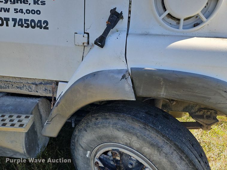 image for item LM9228 1996 Ford Aeromax L9000  dump truck