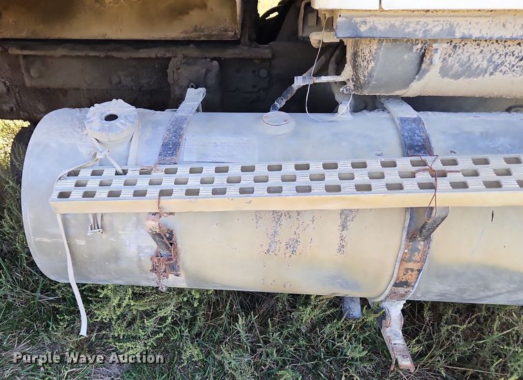 image for item LM9228 1996 Ford Aeromax L9000  dump truck