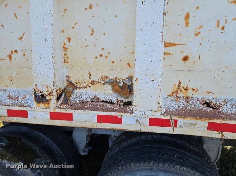 image for item LM9228 1996 Ford Aeromax L9000  dump truck