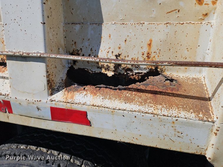 image for item LM9228 1996 Ford Aeromax L9000  dump truck