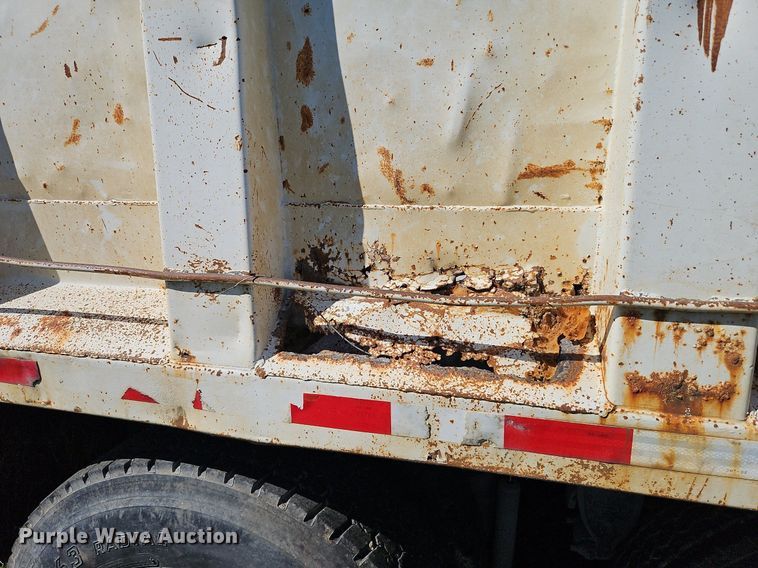 image for item LM9228 1996 Ford Aeromax L9000  dump truck