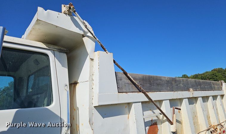 image for item LM9228 1996 Ford Aeromax L9000  dump truck