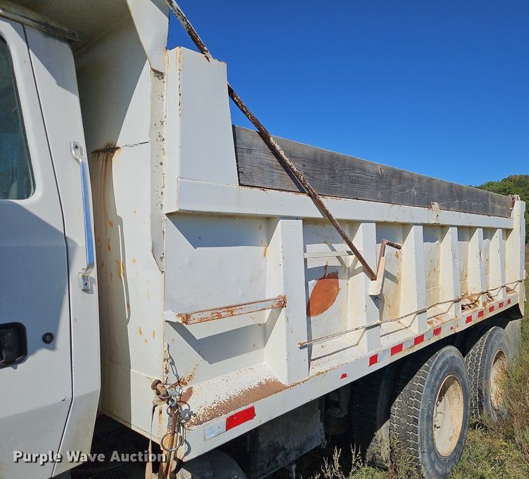 image for item LM9228 1996 Ford Aeromax L9000  dump truck