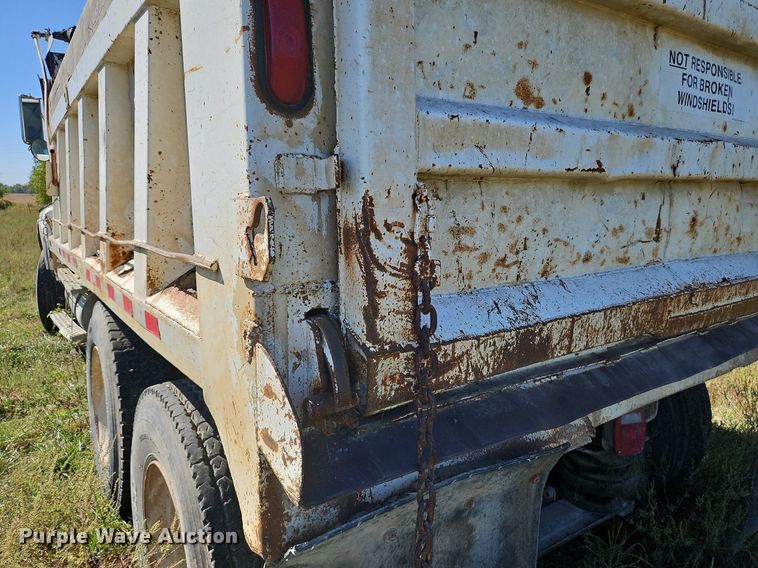 image for item LM9228 1996 Ford Aeromax L9000  dump truck