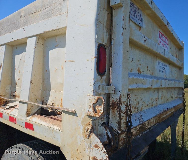 image for item LM9228 1996 Ford Aeromax L9000  dump truck