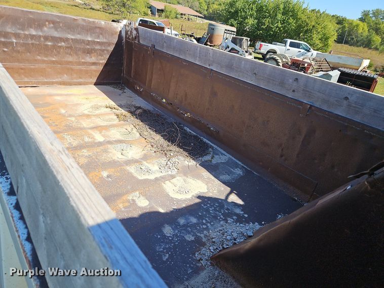 image for item LM9228 1996 Ford Aeromax L9000  dump truck