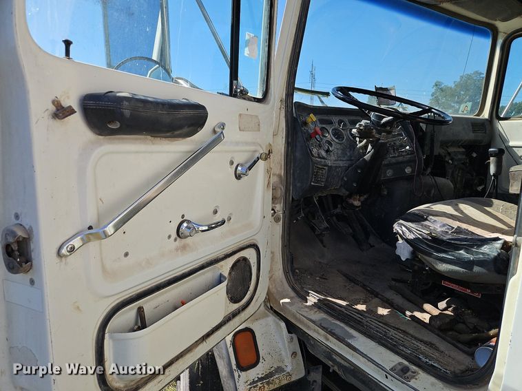 image for item LM9228 1996 Ford Aeromax L9000  dump truck