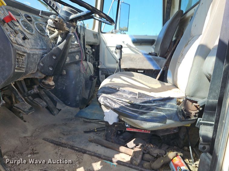 image for item LM9228 1996 Ford Aeromax L9000  dump truck