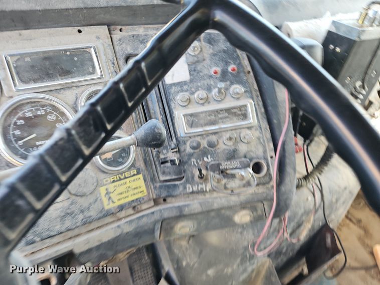 image for item LM9228 1996 Ford Aeromax L9000  dump truck