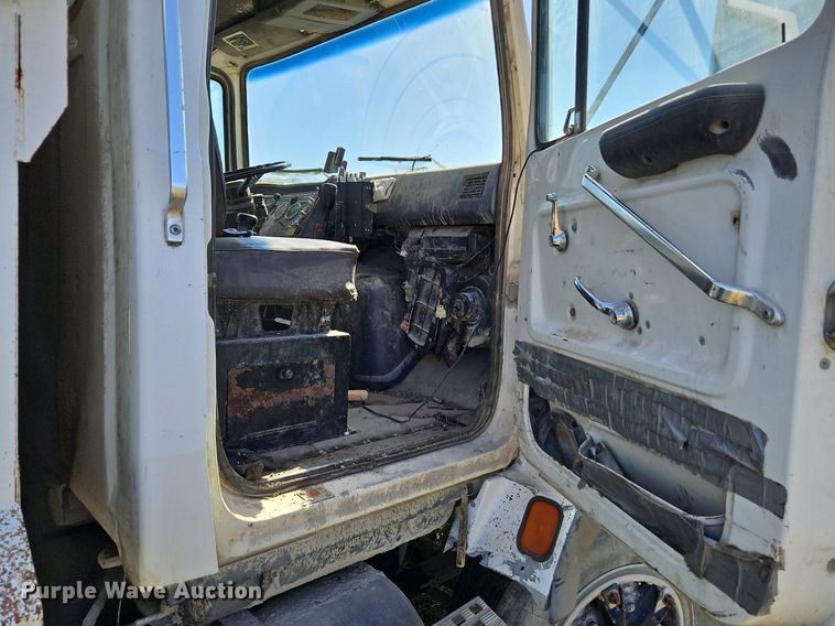 image for item LM9228 1996 Ford Aeromax L9000  dump truck