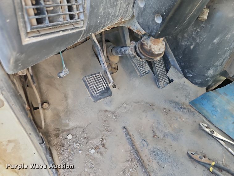 image for item LM9228 1996 Ford Aeromax L9000  dump truck