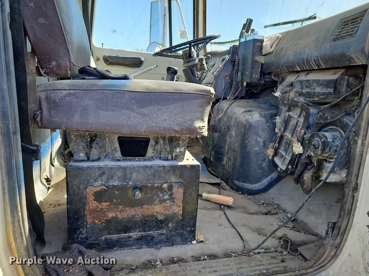 image for item LM9228 1996 Ford Aeromax L9000  dump truck