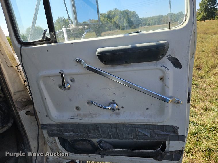 image for item LM9228 1996 Ford Aeromax L9000  dump truck