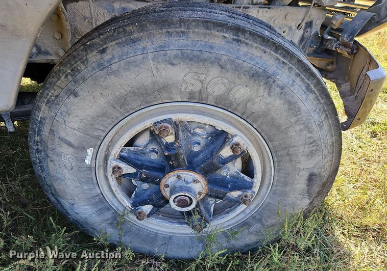 image for item LM9228 1996 Ford Aeromax L9000  dump truck