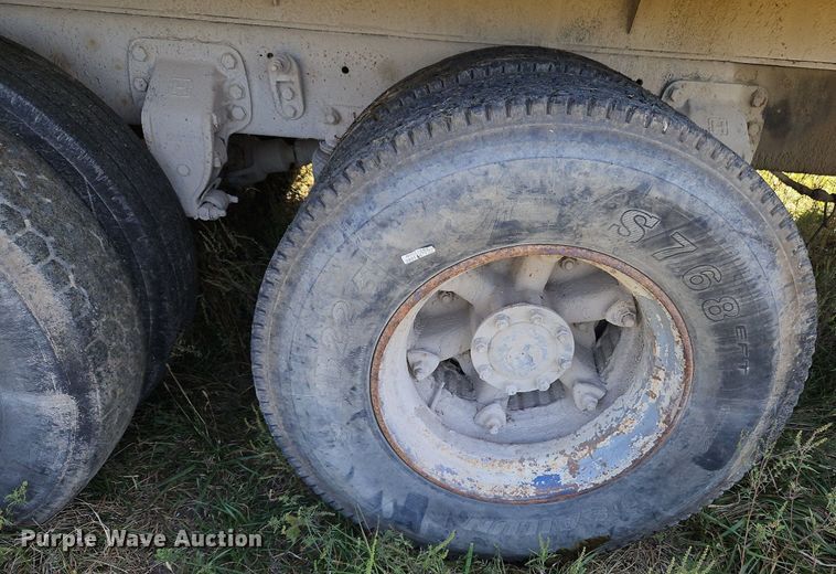 image for item LM9228 1996 Ford Aeromax L9000  dump truck