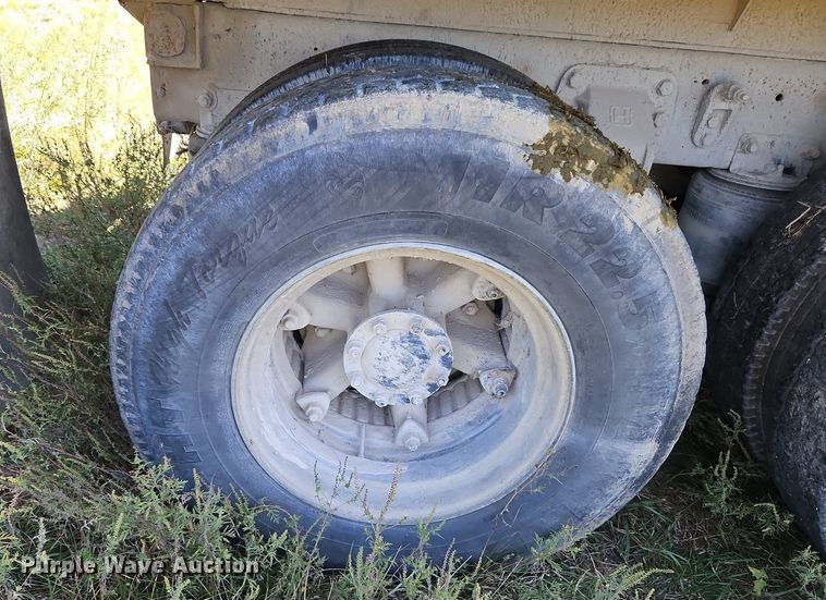 image for item LM9228 1996 Ford Aeromax L9000  dump truck