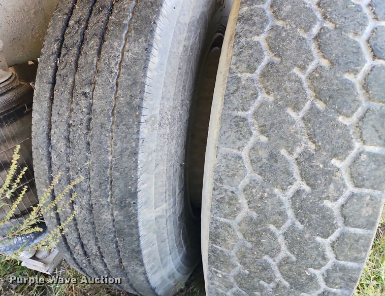 image for item LM9228 1996 Ford Aeromax L9000  dump truck