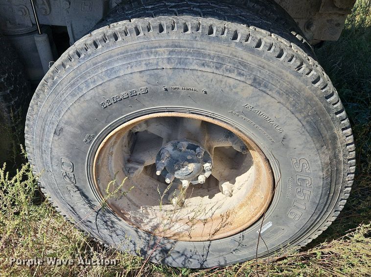 image for item LM9228 1996 Ford Aeromax L9000  dump truck