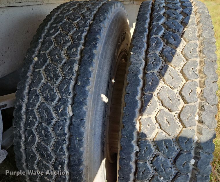 image for item LM9228 1996 Ford Aeromax L9000  dump truck